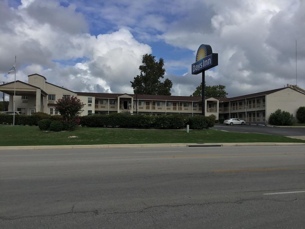 Days Inn By Wyndham Kerrville Bagian luar foto