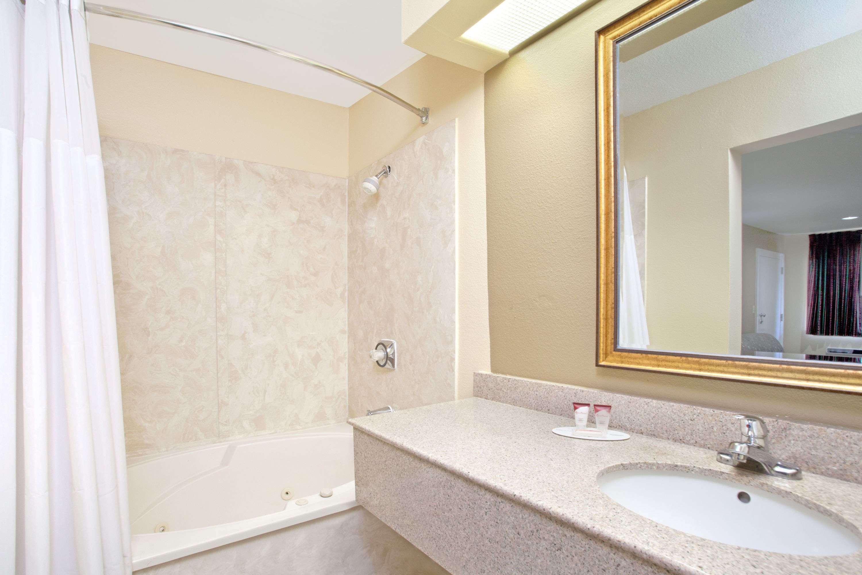 Days Inn By Wyndham Kerrville Bagian luar foto