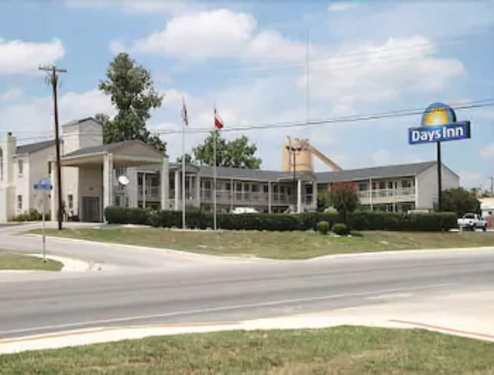 Days Inn By Wyndham Kerrville Bagian luar foto